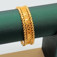 غوايش ذهب عيار 21 بكج بتصميم مبروم مع ديور وزن 16....