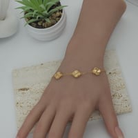 اسوارة فان كليف ذهب عيار 21 شكل ثلاثة وردات