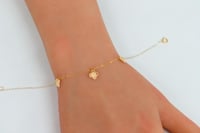 سوارة ذهب تصميم وردة الفان كليف نواعم عيار 18 وزن...