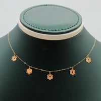 تشوكر ذهب عيار 18 زهور صغيرة وزن 0.53 جرام بتصميم...