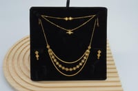 طقم ذهب فخم عيار 21 بتصميم ثلاثة دور انيق وزن 9.3...