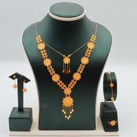 طقم ذهب عيار 21 تصميم زهري وزن 8.58 جرام بإطلالة ف...