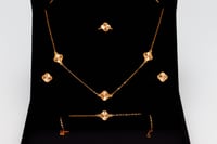 طقم ذهب فان كليف ثلاث وردات عيار 21