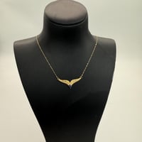 عقد ذهب جناح الصقر عيار 21 باللون الكحلي وزن 1.1 ج...