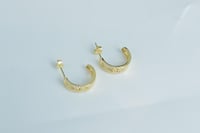 حلق ذهب عيار 18 بتصميم المسيكاء الألماسي وزن 2.3 ج...