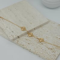 اسوارة فان كليف ذهب عيار 21 شكل ثلاثة وردات