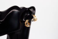 حلق ذهب بتصميمها المموج والفريد ذهب صافي عيار 18 و...