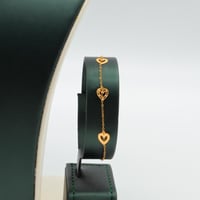 طقم ذهب عيار 21 تصميم قلب وزن 3.55 جرام بإطلالة نا...