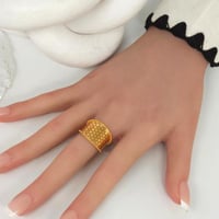 خاتم ذهب ناعم عيار 21 مميز بنقش دائري فاخر