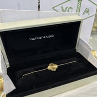 اسوارة فان كليف ذهب مع الملحقات عيار 18 وزن 5.5 جر...