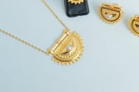 نصف طقم ذهب الرمش مطعم بالولو الابيض عيار 21 وزن 6...