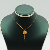 عقد ذهب عيار 21 زهرة مشعة وزن 2.15 جرام بتعليقة أن...