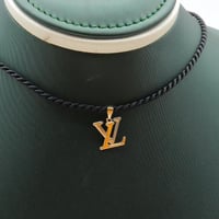 تعليقة ذهب عيار 18 حرف الأناقة بوزن 0.15 جرام - تص...