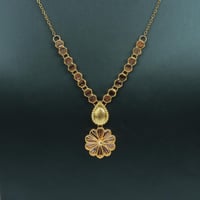 طقم ذهب فخم عيار 21 بتصميم وردة عصرية وزن 7.74 جرا...