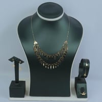 طقم ذهب عيار 18 بتصميم دورين انيق وزن 4.2 جرام