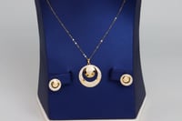 احصلى على طقم ذهب ناعم عيار 18 تصميم الماس وزن 8.6...