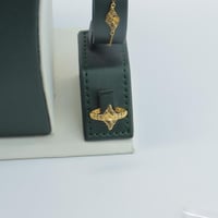 طقم ذهب عيار 21 بتصميم فريد وزن 7.56 جرام - لمعان...