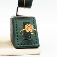 طقم ذهب ناعم عيار 21 وزن 3.55 جرام بتصميم فراشة من...