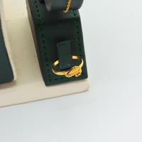 طقم ذهب عيار 21 وزن 6.33 جرام بتصميم أجنحة انسيابي...