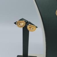 طقم ذهب الرمش مطعم بحبه الولو الابيض عيار 21 وزن 1...