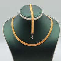 عقد واسوارة ذهب بتصميم الحرير عيار 21 يلبس وجهين و...