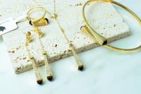 طقم مارلي ذهب بتصميم فريد باللون الأسود ذهب عيار 1...