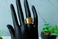 خاتم ذهب ناعم عيار 21 مميز بنقش دائري فاخر