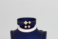 طقم ذهب فان كليف فخم بتصميم الماسي ملون عيار 18