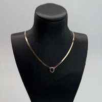 عقد ذهب الفلات تصميم الماسي باللون الكحلي عيار 18...