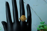 خاتم ذهب عيار 21 فخم بنقش الوردة الانيق بوزن 2.6 ج...