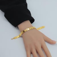 اسوارة ذهب عيار 21 بتصميم ونقوش فريدة وزن 8.4 جرام