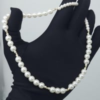 عقد مطعم بالؤلؤ الزراعي بتصميم الكرات الذهبية لأطل...