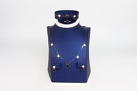 طقم ذهب فان كليف بتصميم الماسي عيار 18 بالوان متعد...