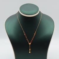 عقد ذهب عيار 21 بحلقات هندسية وزن 0.92 جرام بتصميم...