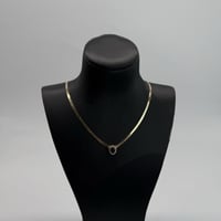 عقد ذهب الفلات تصميم الماسي باللون الكحلي عيار 18...