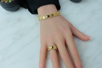 اسوارة فان كليف ذهب مع خاتم عيار 18 لأطلالة فاخرة