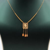 طقم ذهب ناعم عيار 21 وزن 3.58 جرام بتعليقة هندسية...