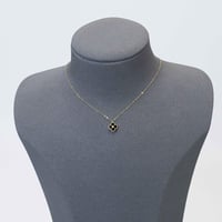 عقد ذهب ناعم تصميم الماس بلون الصدف الاسود عيار 18...