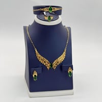 طقم الفراشة ترند مطعم بفص اخضر عيار 21