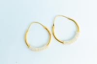 حلق ذهب مطعم بالولو عيار 21 وزن 3.4 جرام