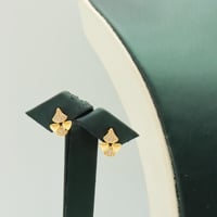 طقم ذهب تصميم الماس عيار 18 وزن 6.1 جرام - باسلوب...