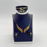 طقم الفراشة ترند مطعم بفص اخضر عيار 21