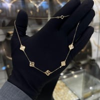 عقد فان كليف ذهب عيار 18 مع خمس وردات ناعمة وزن 2....