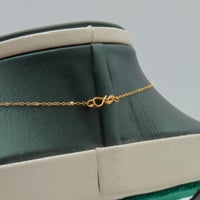 طقم ذهب عيار 21 تصميم تعليقة دائرية متدلية بطابع ع...