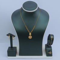 طقم ذهب فخم عيار 21 بتصميم وردة عصرية وزن 7.74 جرا...