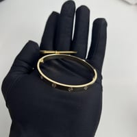 اسوارة كارتير ذهب عيار 18 ناعمه بتصميم اللوف بمفتا...