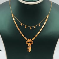 طقم ذهب نواعم عيار 21 بسلسلتين وقلادة أنيقة - بوزن...