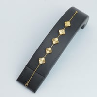 سوارة ذهب الفان كليف خمس وردات عيار 21 وزن 7.58 جر...