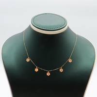 تشوكر ذهب عيار 18 زهور صغيرة وزن 0.53 جرام بتصميم...