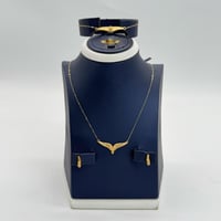 طقم ذهب جناح الصقر ذهب صافي عيار 21 وزن 3.7 جرام